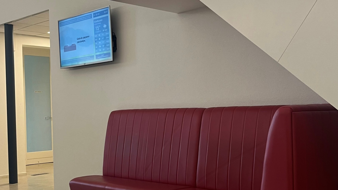 Waitingarea with digital signage by Wachtkamerschermen®